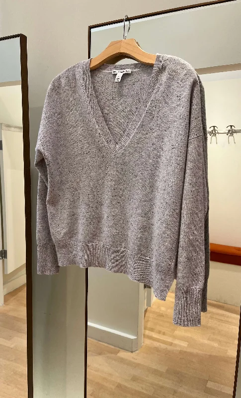 Relaxed V-Neck sweater in Grey Stylish Fashionable Trendy